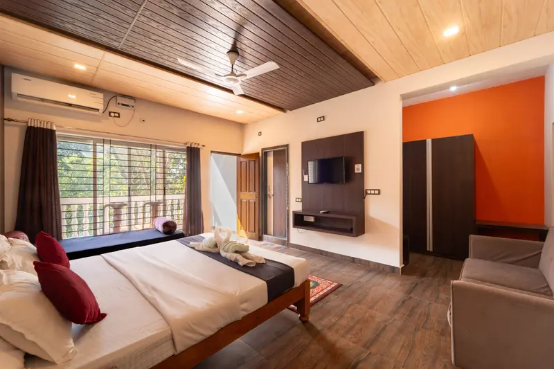 Couple room with a double bed and wooden ceiling
