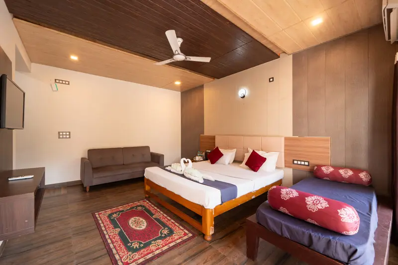 Couple room with a double bed and extra bed